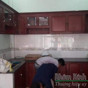Tủ bếp nhôm kính giả gỗ ở Tân Bình