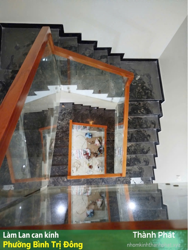 Làm lan can cầu thang kính, đẹp, sang trọng